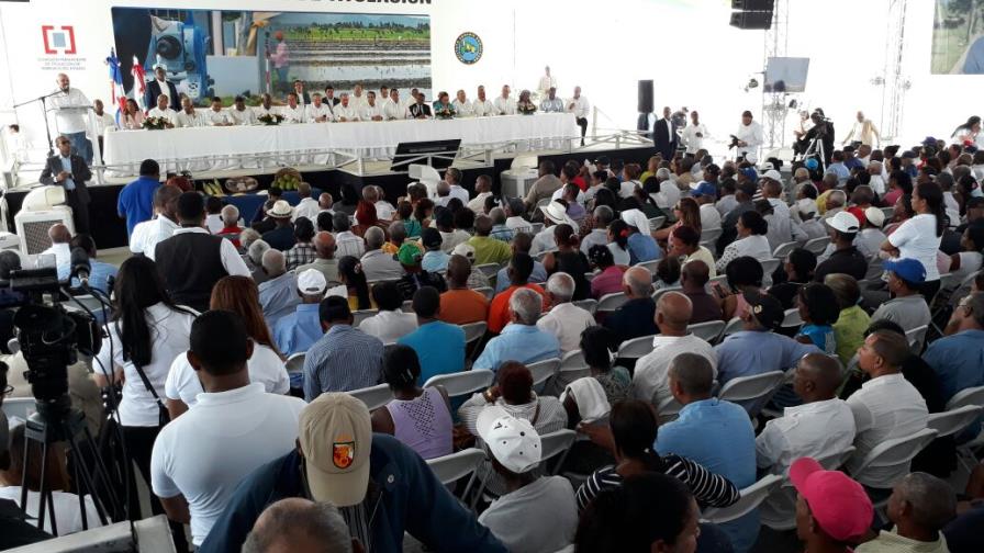 Medina entrega títulos definitivos a 481 productores de San Juan