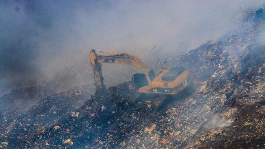 Fuego afecta parte del vertedero de Haina 