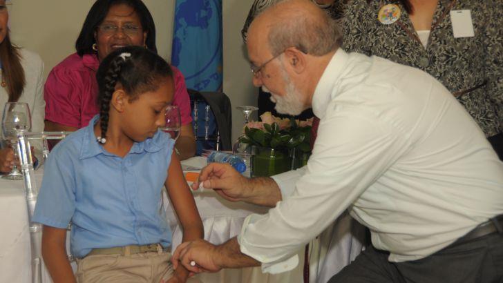 Ministra de Salud Pública instruye vacunar niñas contra papiloma
