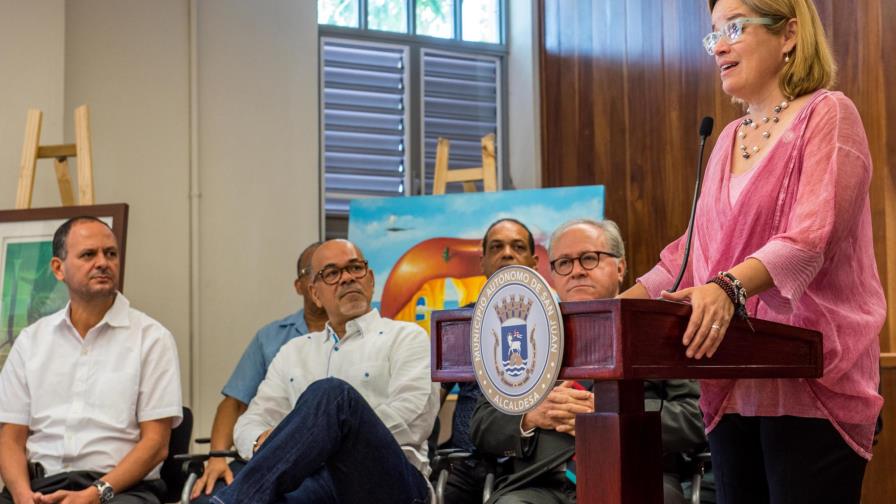 Alcaldesa de Puerto Rico presenta exposición “Magia de Pinceles Dominicanos