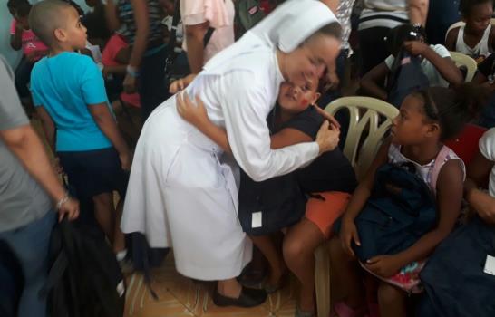 Egresados del Colegio Don Bosco donan útiles escolares a Canillitas con Laura Vicuña