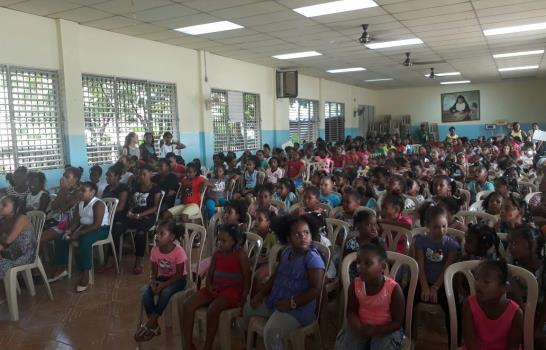 Egresados del Colegio Don Bosco donan útiles escolares a Canillitas con Laura Vicuña