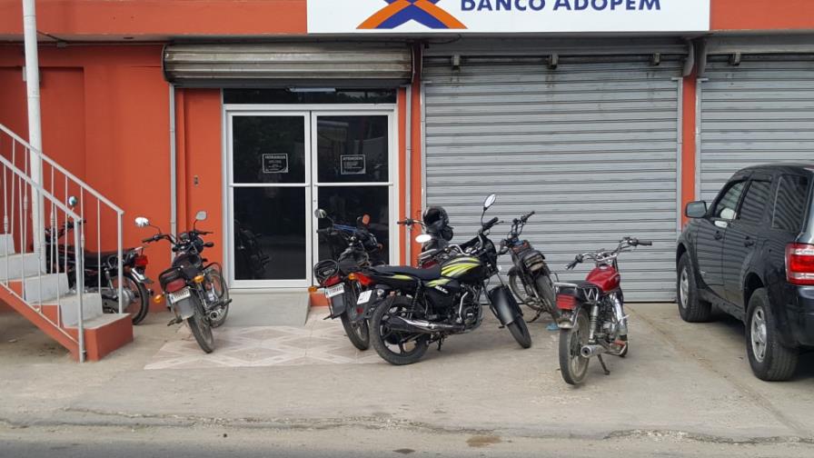 Un vigilante herido en atraco a sucursal bancaria en Santo Domingo Este
