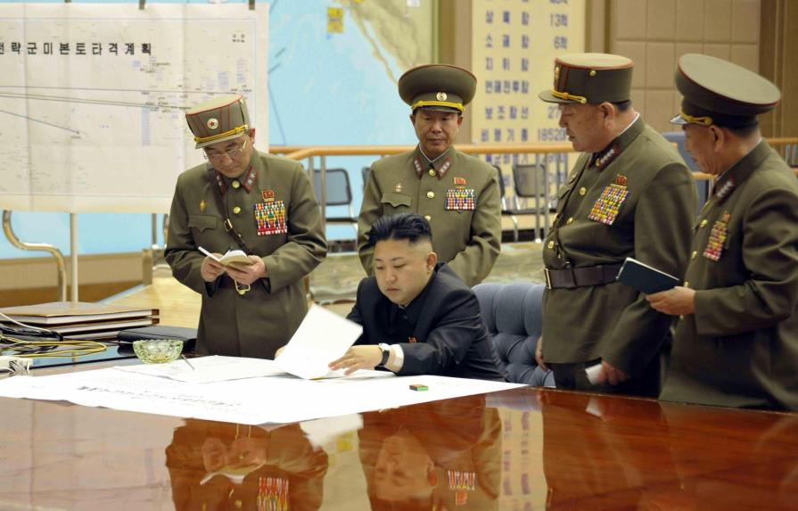 Kim Jong-un examina los planes del bombardeo de las inmediaciones de Guam