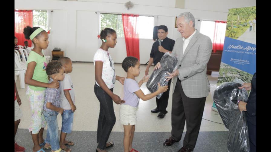 Parque Cementerio Puerta del Cielo entrega útiles escolares 