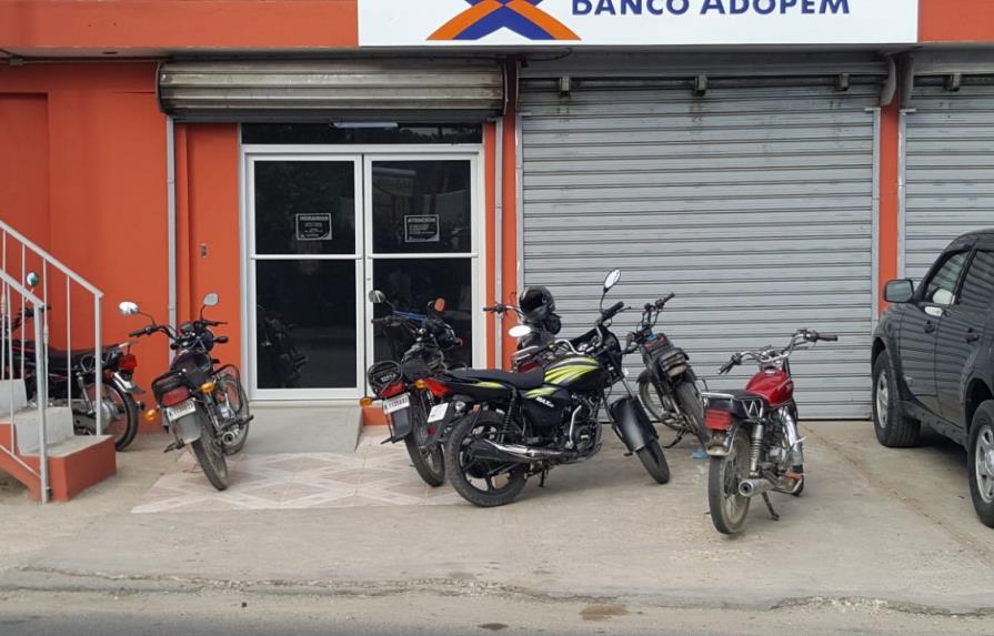 Asaltantes de sucursal bancaria cargaron con RD$200 mil pesos 
