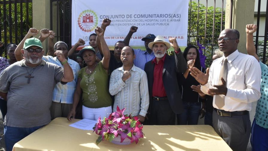 Protestan contra  modelo de autogestión hospitalaria frente al Luis E. Aybar 