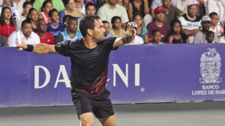 Víctor Estrella suda al máximo para avanzar en el Milex Open