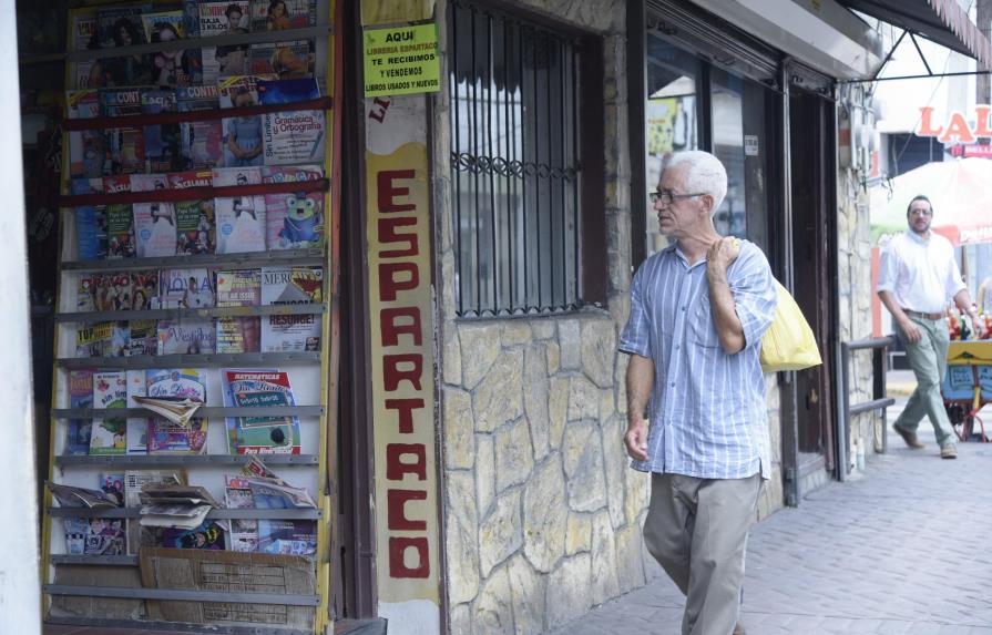 Padres se quejan altos precios libros en Santiago