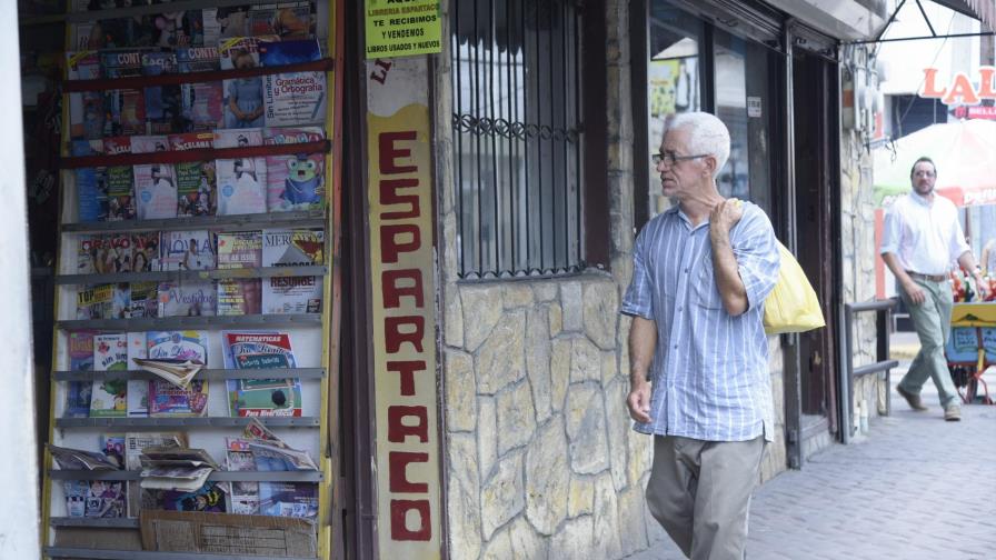 Padres se quejan altos precios libros en Santiago