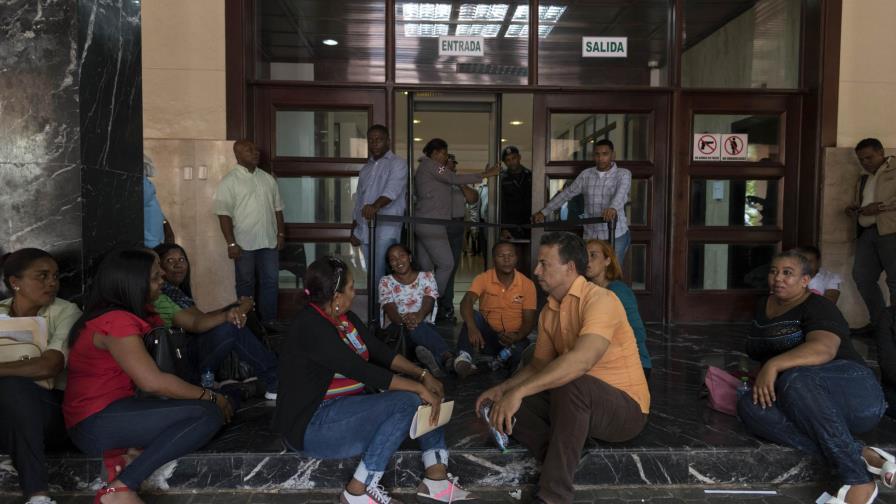 Educación promete revisión a profesores que protestaron Educación promete revisión a profesores que protestaron