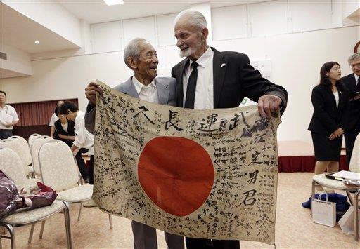 Veterano devuelve bandera a familia de soldado japonés 