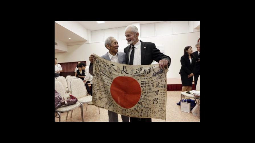 Veterano devuelve bandera a familia de soldado japonés Veterano devuelve bandera a familia de soldado japonés