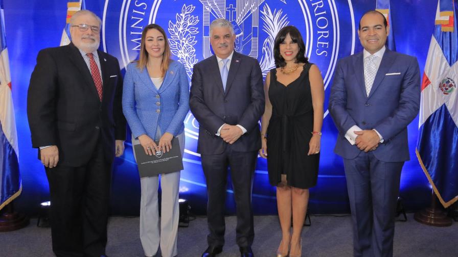 Canciller valora persistencia de arqueóloga dominicana en búsqueda  tumba de Cleopatra