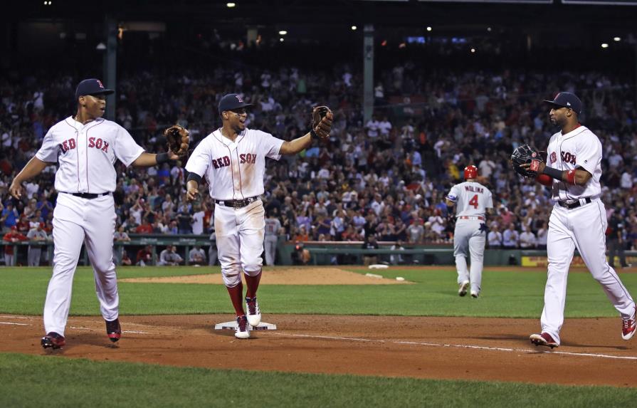 VÍDEO: Devers ayuda a Boston a ganar, con el bate y para lograr un triple play
