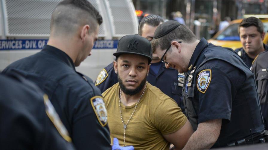 Taxista dominicano de Uber  le pega a un policía de tránsito en Nueva York