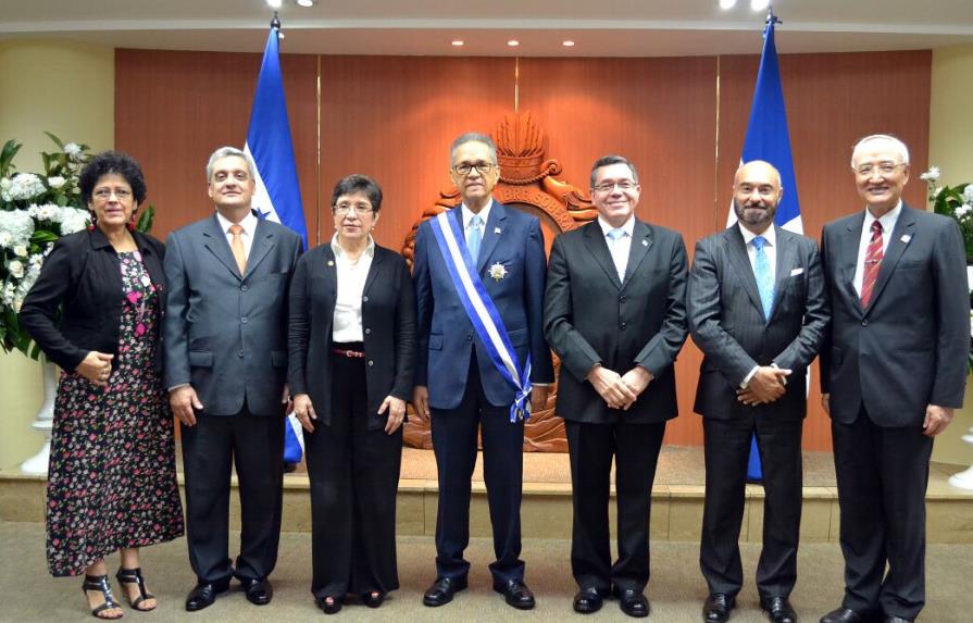 Condecoran a embajador dominicano en Honduras