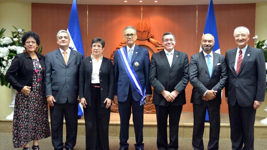 Condecoran a embajador dominicano en Honduras