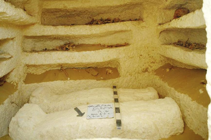 Arqueólogos egipcios encuentran tres tumbas milenarias 
