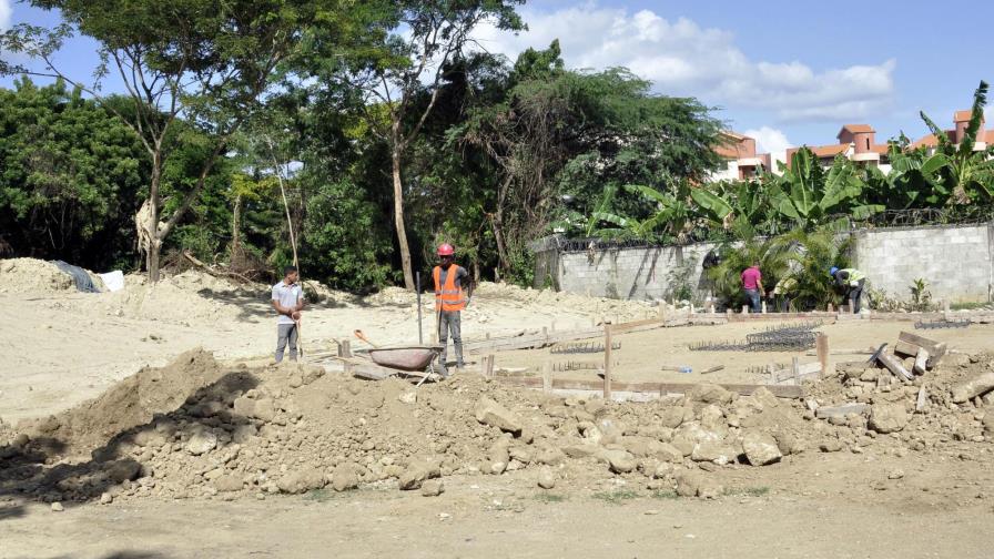 Construyen una Casa Club encima de una cañada