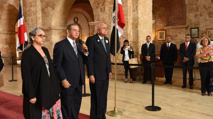 Reiteran pedido de sacar restos de Pedro Santana del Panteón de la Patria