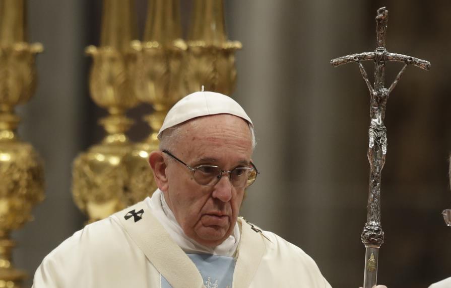 Papa pide perdón a víctimas de sacerdotes pederastas y condena “monstruosidad”
