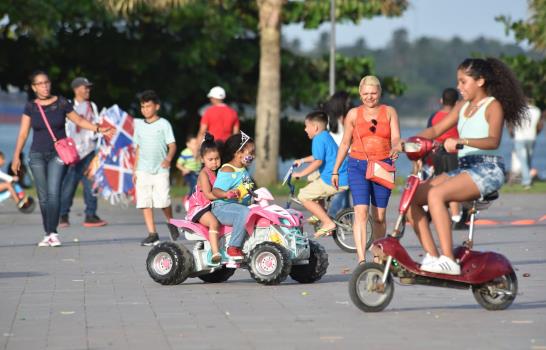 Ciudadanos escogen el Malecón para recrearse en el feriado de La Restauración  