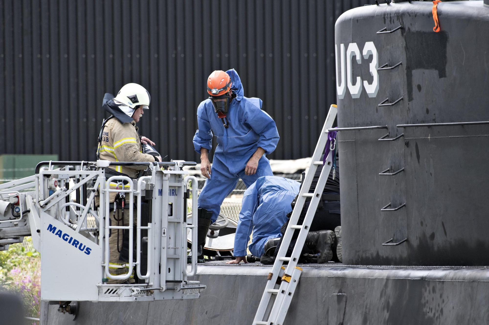 Técnicos policiales daneses buscan evidencias en el submarino.