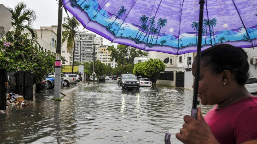 El país bajo los efectos de onda tropical y de vaguada El país bajo los efectos de onda tropical y de vaguada