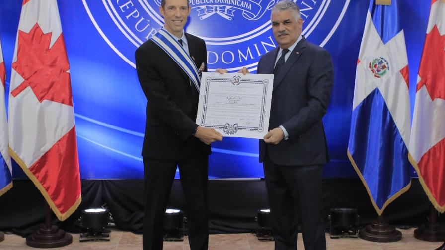 Ministro de Relaciones Exteriores impone condecoración a embajador de Canadá Ministro de Relaciones Exteriores impone condecoración a embajador de Canadá