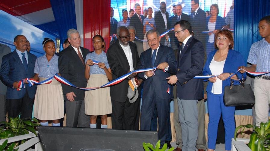 Presidente Medina entrega dos centros educativos primarios y un liceo en San Cristóbal Presidente Medina entrega dos centros educativos primarios y un liceo en San Cristóbal