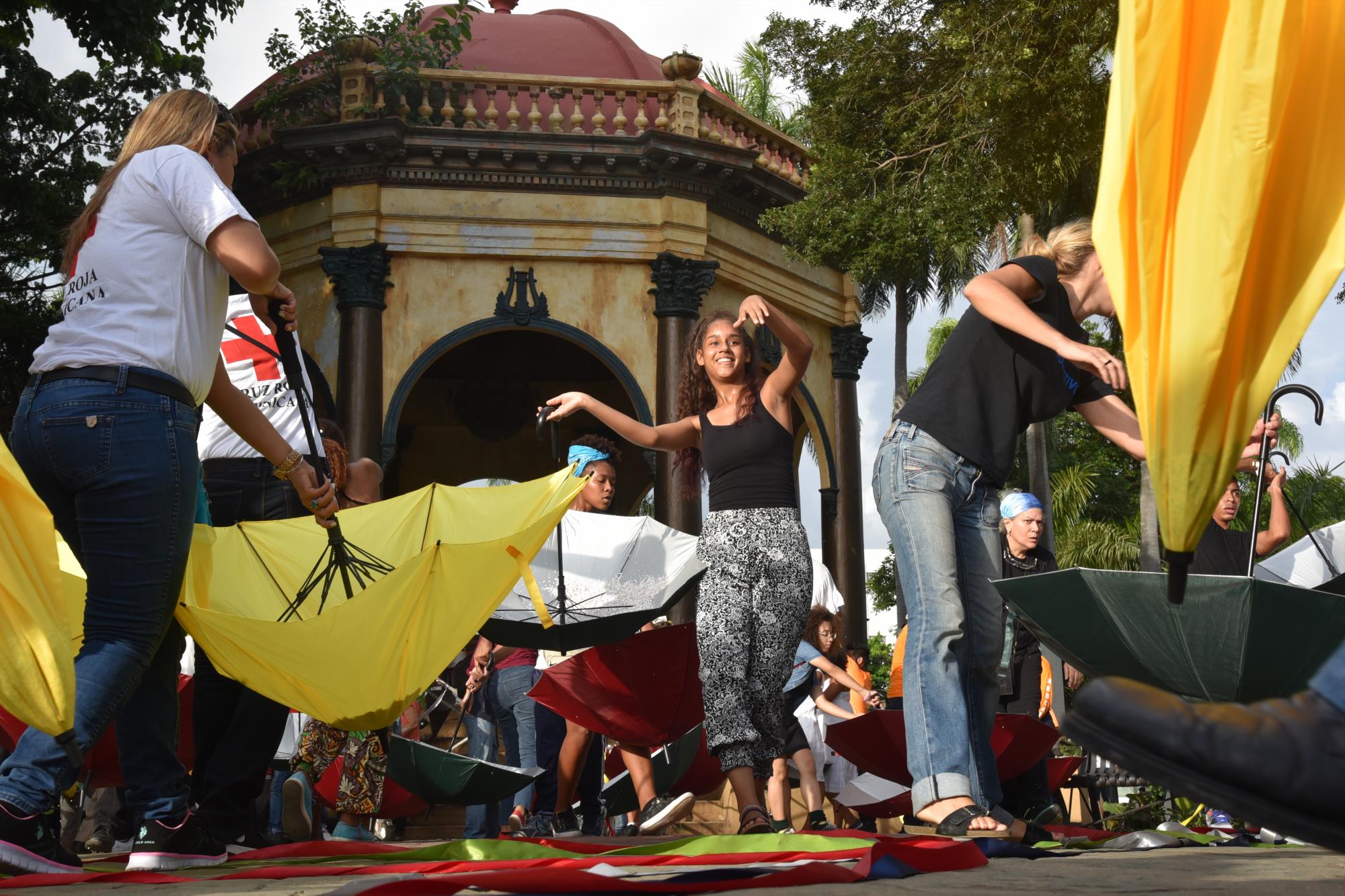 Activistas bailan en la presentación artística.