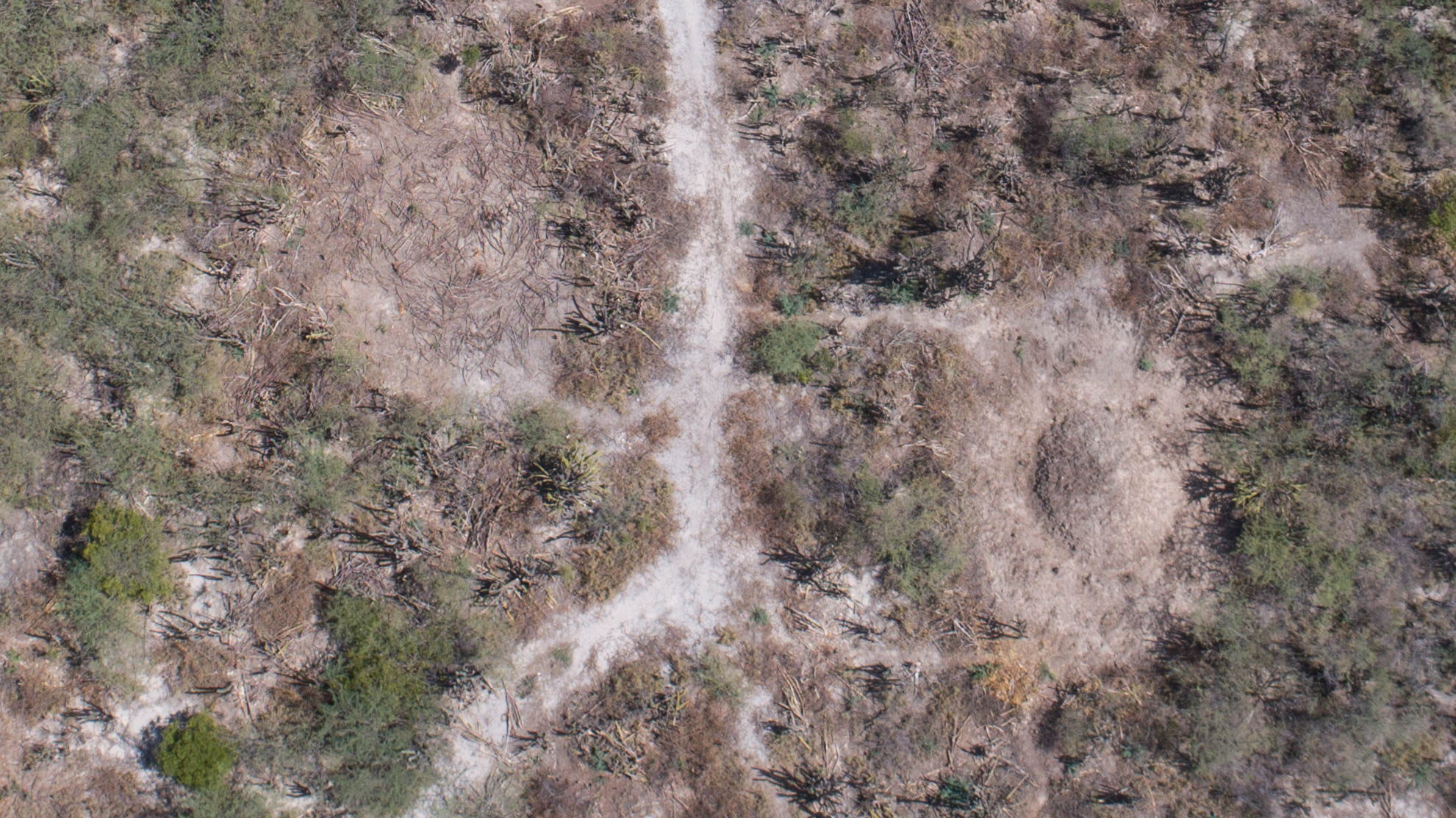 Un horno cubierto con arena listo para ser encendido.