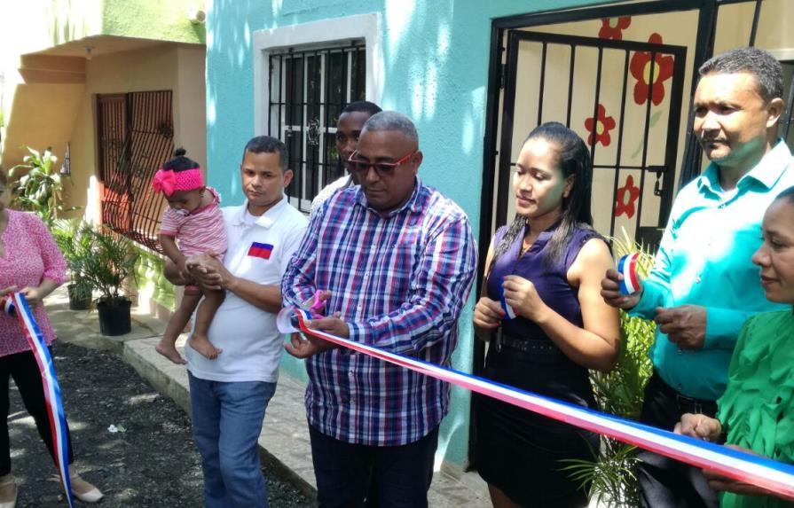 Alcaldía de Pedro Brand entrega cinco viviendas a familias que lo perdieron todo en incendio