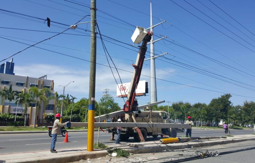 Dos camiones derriban 11 postes del tendido eléctrico en San Isidro y deja comunidades sin energía