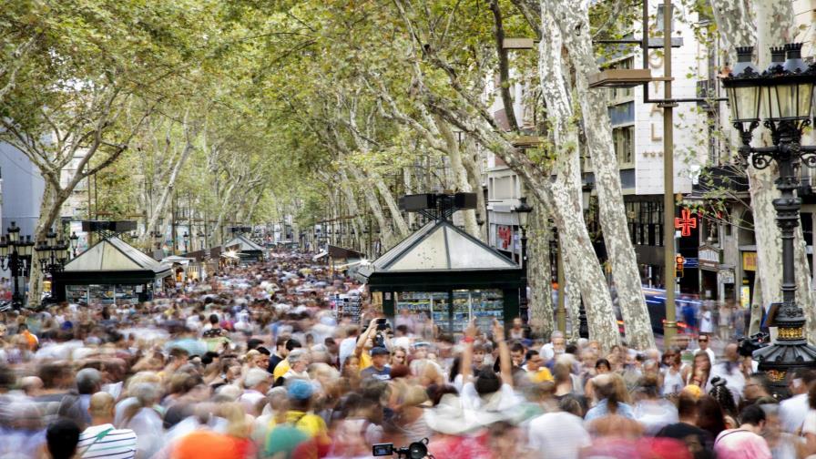 España amplia seguridad en zonas turísticas y busca autor atentado Barcelona