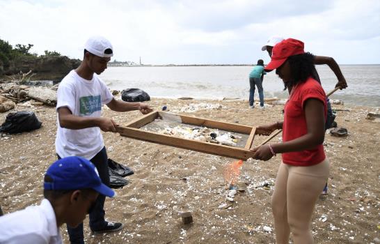 Realizan jornada de limpieza de playas en malecón de Santo Domingo 