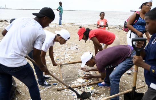 Realizan jornada de limpieza de playas en malecón de Santo Domingo 