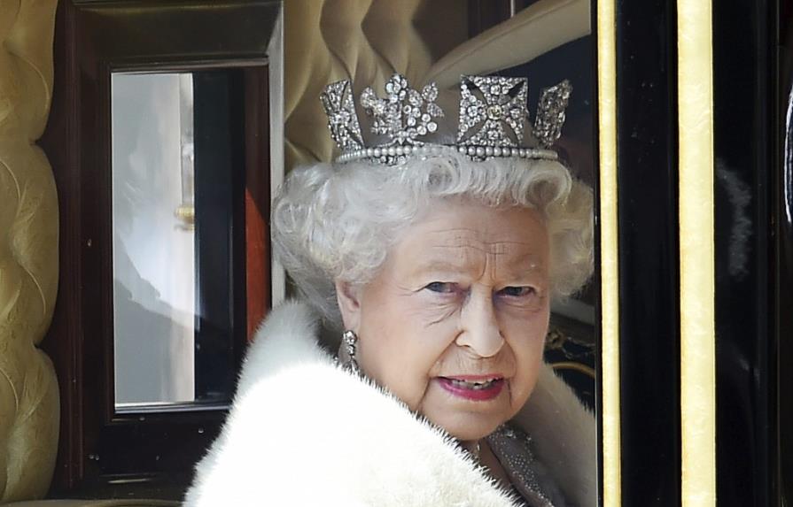 Isabel II no planea ceder su lugar a su hijo Carlos, según el Sunday Times