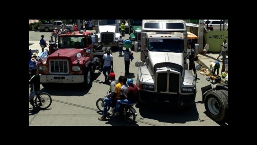 Denuncian Fenatrado bloquea vías Barahona