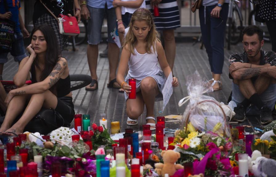Policía española busca a sospechosos del ataque en Barcelona 