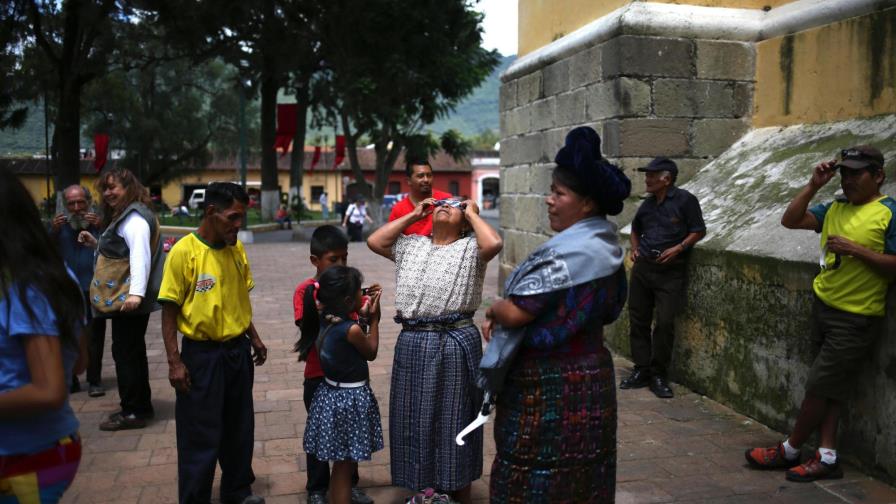 Los guatemaltecos miran al cielo para disfrutar del eclipse solar Los guatemaltecos miran al cielo para disfrutar del eclipse solar