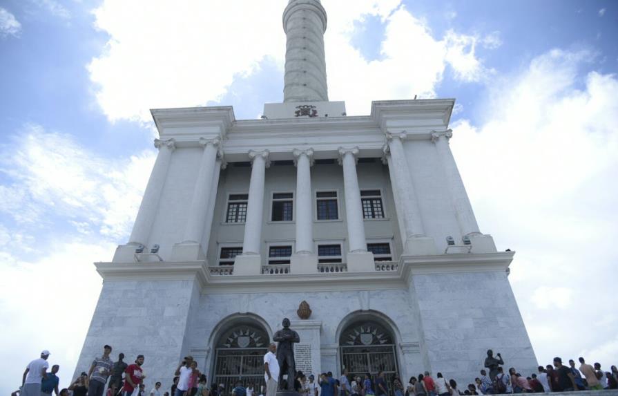 Los santiagueros se aglomeran frente al Monumento para ver el eclipse