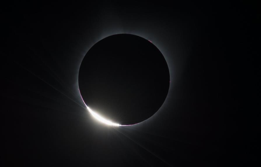 Acaba el eclipse de sol en EEUU, seguido por millones de personas