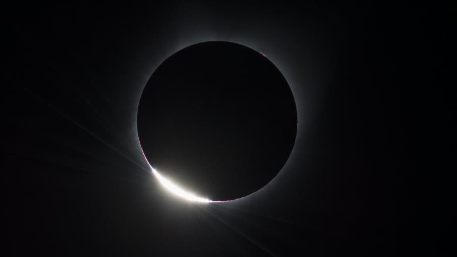 Acaba el eclipse de sol en EEUU, seguido por millones de personas