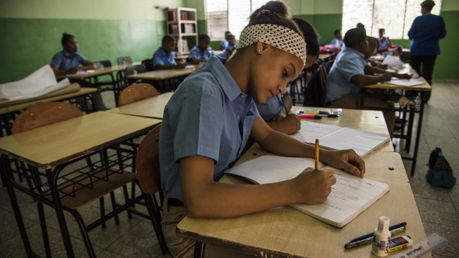 Año escolar se inicia con anuncio de aumento de 10% a sueldos de maestros Año escolar se inicia con anuncio de aumento de 10% a sueldos de maestros