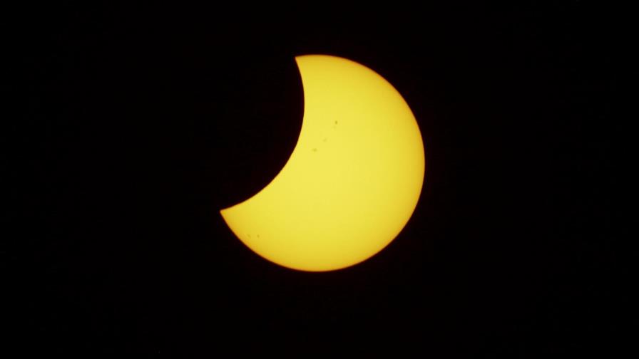 Dominicanos observan eclipse en Nueva York desde calles, ventanas, azoteas y parques Dominicanos observan eclipse en Nueva York desde calles, ventanas, azoteas y parques
