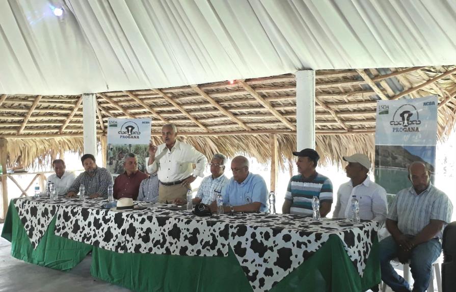 Firman convenio con ganaderos de las regiones Nordeste y Noroeste para el establecimiento de fincas demostrativas