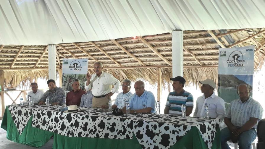 Firman convenio con ganaderos de las regiones Nordeste y Noroeste para el establecimiento de fincas demostrativas