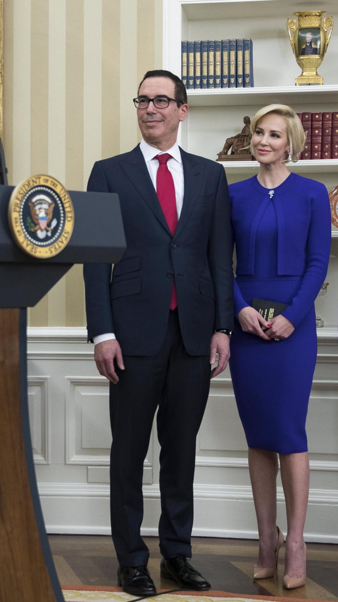 Mujer de secretario del Tesoro alardea de lujosas marcas e incendia las redes Mujer de secretario del Tesoro alardea de lujosas marcas e incendia las redes